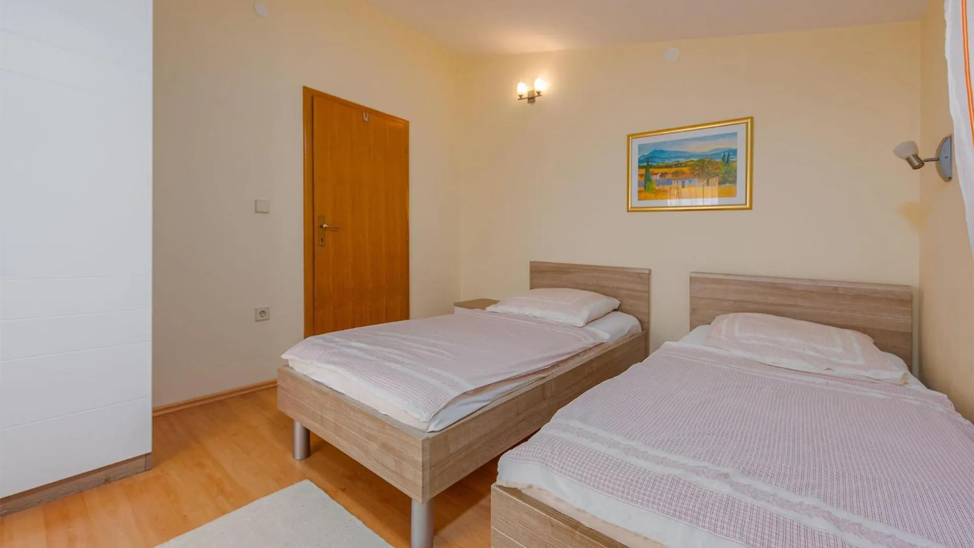 2 Bedroom Cozy Apartment In Vir