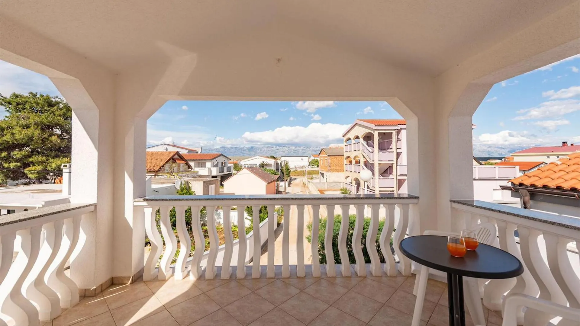 2 Bedroom Cozy Apartment In Vir