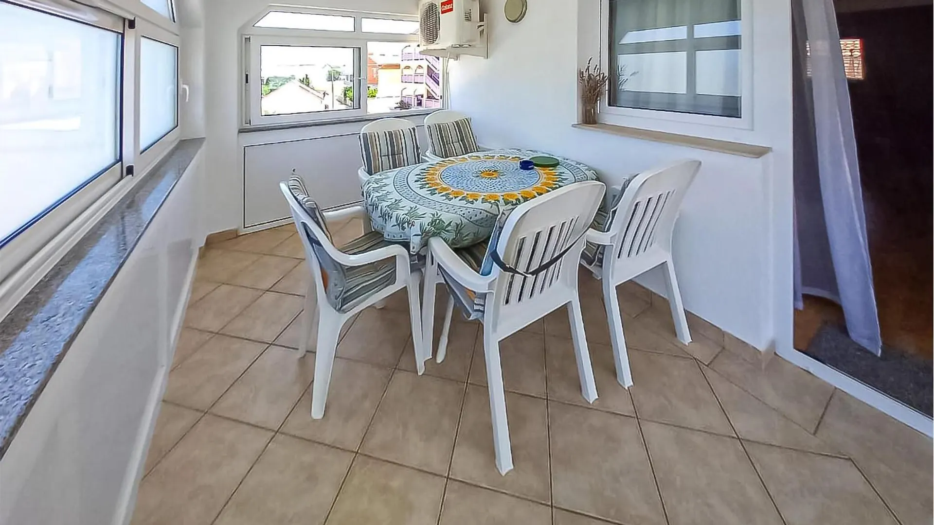 2 Bedroom Cozy Apartment In Vir