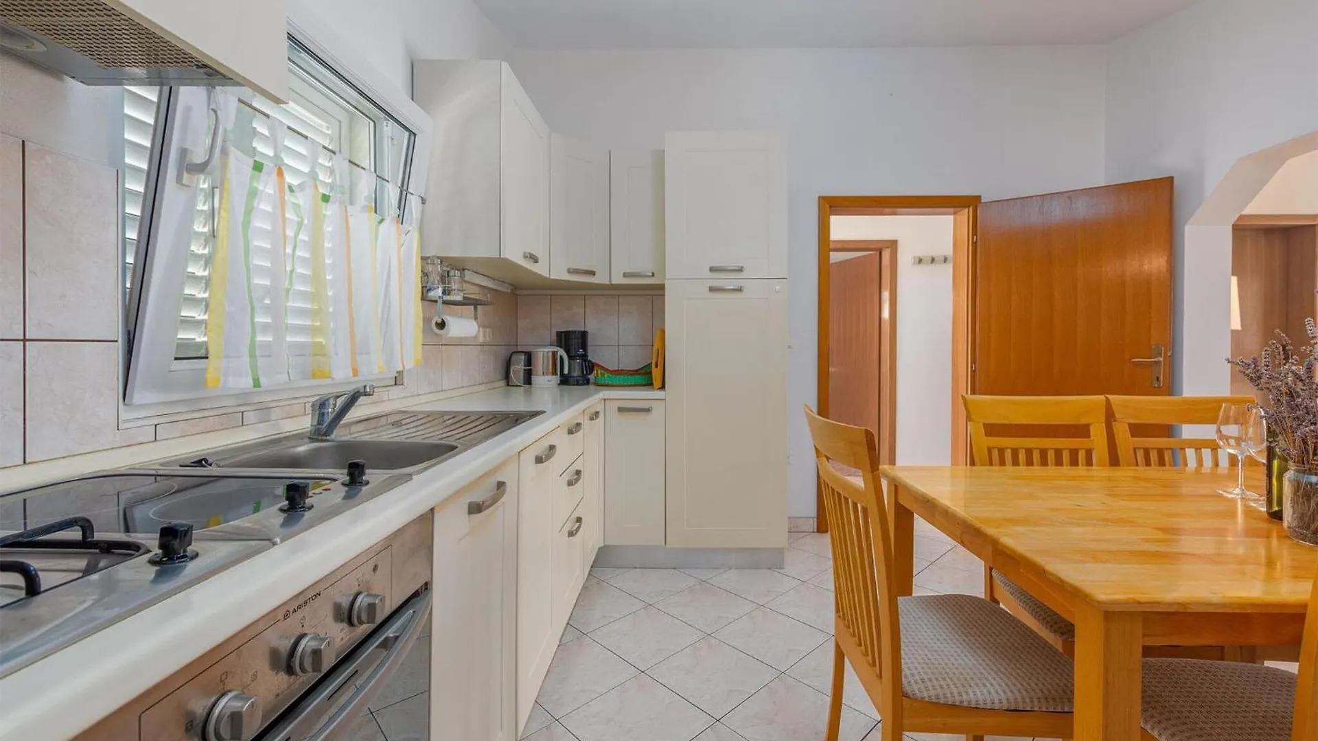 2 Bedroom Cozy Apartment In Vir