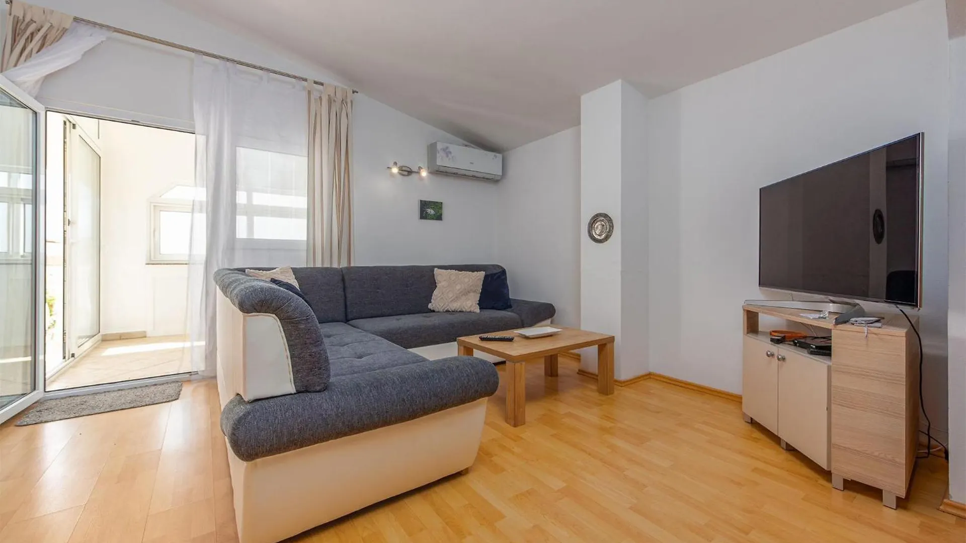 2 Bedroom Cozy Apartment In Vir