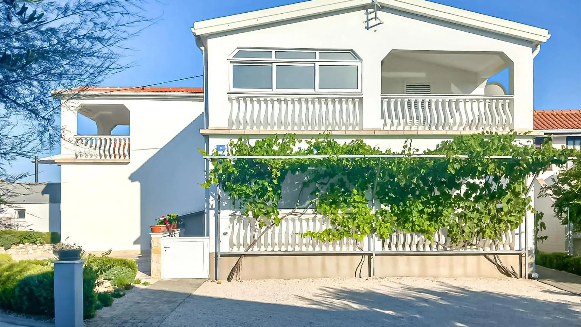 2 Bedroom Cozy Apartment In Vir